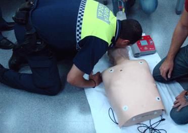Los policías locales aprenden a usar el desfibrilador externo automático - 1, Foto 1