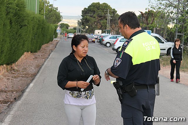Proteccin Civil y Polica Local distribuyen 2.500 pulseras reflectantes a viandantes y ciclistas - 6