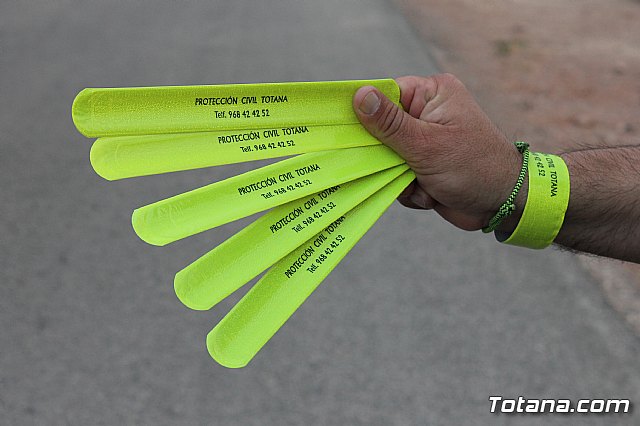 Proteccin Civil y Polica Local distribuyen 2.500 pulseras reflectantes a viandantes y ciclistas - 8