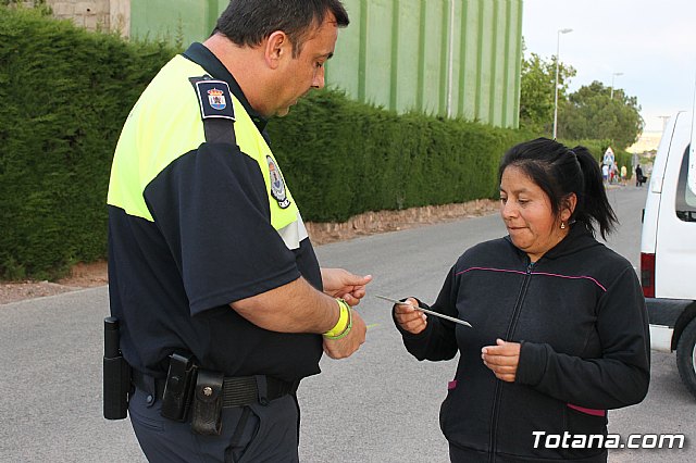 Proteccin Civil y Polica Local distribuyen 2.500 pulseras reflectantes a viandantes y ciclistas - 9