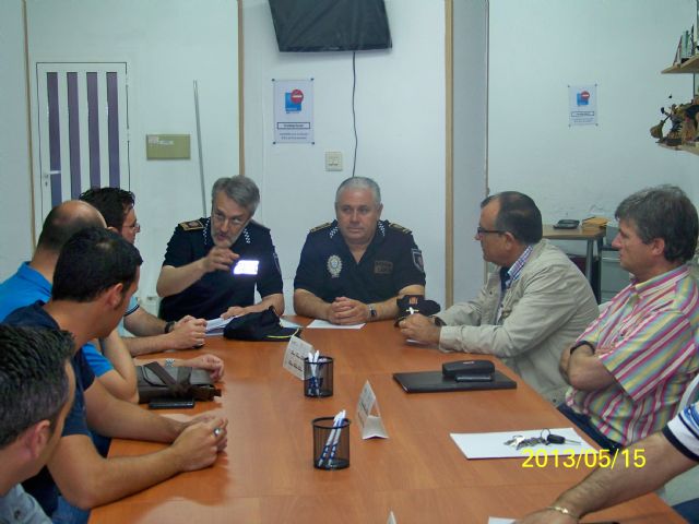 La jefatura de la Policía Local se reune con responsables de peñas festeras, comercios, bares y demas implicados en la organización de las fiestas patronales - 1, Foto 1