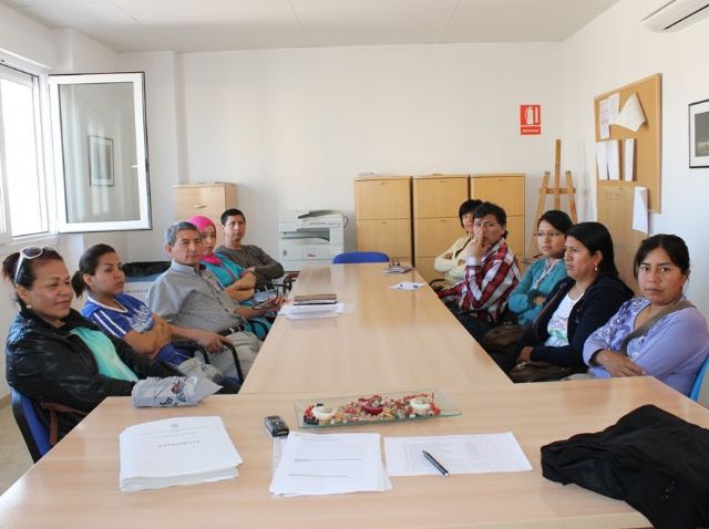 Catorce hombres y mujeres asisten a un taller de búsqueda y recursos sobre empleo - 1, Foto 1