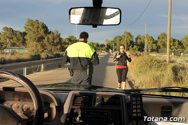 Protección Civil y Policía Local distribuyen 2.500 pulseras reflectantes a viandantes y ciclistas, Foto 1