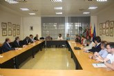 Agricultura informa a los ayuntamientos costeros, entidades y organismos sobre la campaña de control de medusas para este verano en el Mar Menor
