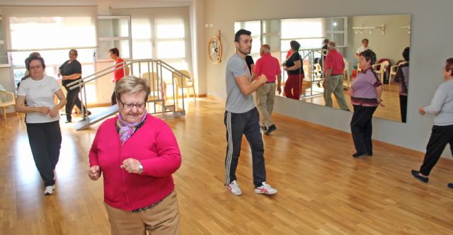 Más de un centenar de personas mayores practican gerontogimnasia en Puerto Lumbreras - 1, Foto 1