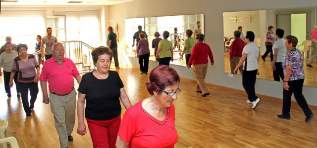 Más de un centenar de personas mayores practican gerontogimnasia en Puerto Lumbreras - 2, Foto 2