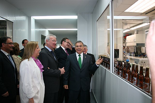 Valcárcel destaca la murcianía y la apuesta por el empleo y la creación de riqueza de la empresa cervecera Estrella de Levante - 1, Foto 1