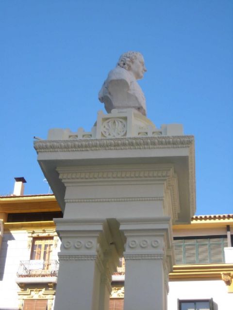 El Monumento al escultor  Francisco Salzillo recobra su esplendor en la plaza de Santa Eulalia - 1, Foto 1