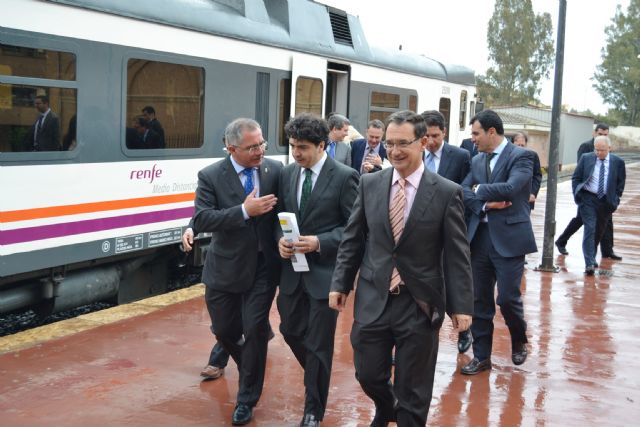 Autoridades del Gobierno central y autonómico realizan el trayecto en tren entre Lorca y Águilas - 1, Foto 1