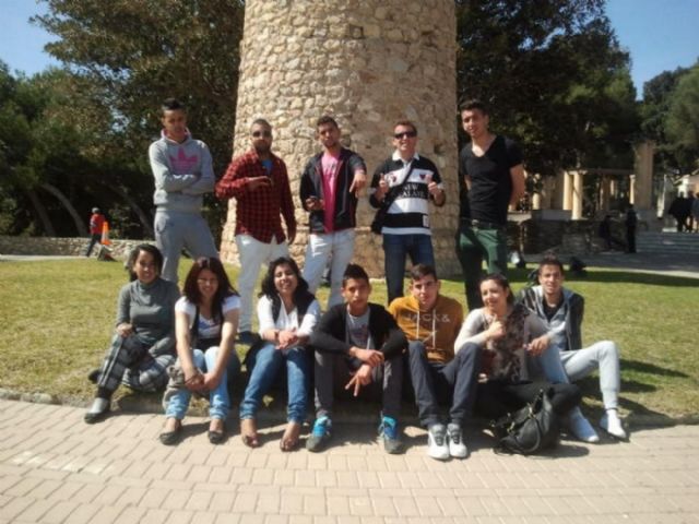 El Ayuntamiento ayuda a los jóvenes inmigrantes a integrarse en sus barrios - 2, Foto 2