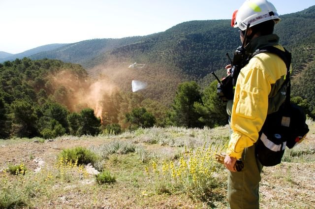 Efectivos del Plan Infomur y de la UME prueban su coordinación con un ejercicio de extinción de dos incendios forestales cerca de Sierra Espuña, Foto 1