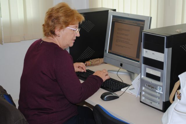 Las mujeres de la asociación Isabel González torreña aprenden informática - 1, Foto 1