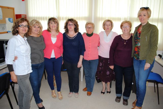 Las mujeres de la asociación Isabel González torreña aprenden informática - 2, Foto 2