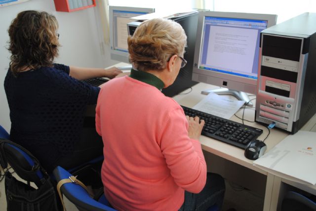 Las mujeres de la asociación Isabel González torreña aprenden informática - 3, Foto 3