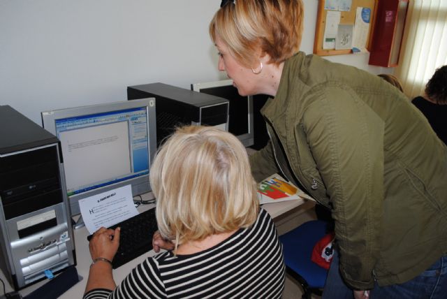 Las mujeres de la asociación Isabel González torreña aprenden informática - 4, Foto 4