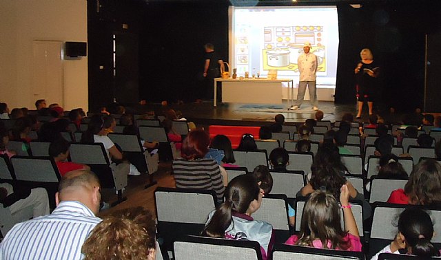 Los escolares del municipio aprenden inglés con una divertida obra de teatro a cargo de ADAPT - 1, Foto 1