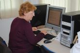 Las mujeres de la asociación 'Isabel González' torreña aprenden informática