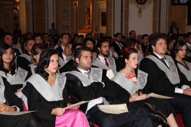 Acto de Imposición de Becas y Entrega de Diplomas a los alumnos de la II Promoción de los Grados de la Facultad de Ciencias de la Comunicación - 1, Foto 1