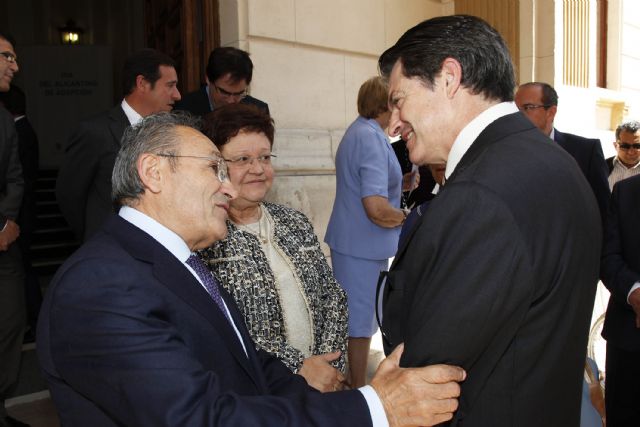 El Alcalde acompaña al empresario lorquino Juan Perán en el acto de entrega del título Alicantino de Adopción 2013 - 1, Foto 1