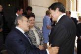 El Alcalde acompaña al empresario lorquino Juan Perán en el acto de entrega del título 