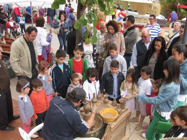 Dozens of people visit the Artisan Market The Holy held this weekend in the vicinity of La Santa, Foto 1