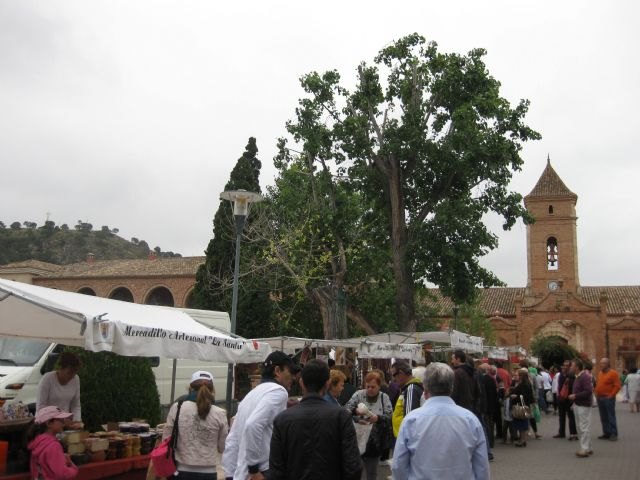 Decenas de personas visitan el Mercadillo Artesano de La Santa que se celebró este fin de semana en el entorno de La Santa, Foto 2