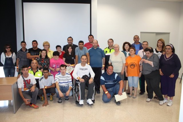 Usuarios del Centro de Atención Temprana de PROMETEO aprenden educación vial - 1, Foto 1