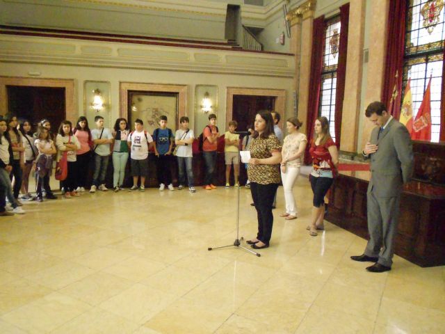 María Dolores Sánchez saluda a los profesores y estudiantes que participan en el proyecto  1, 2, 3 Mí Música te enseñaré - 1, Foto 1