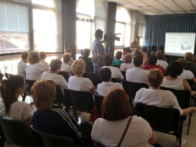 Unas 50 personas practican gerontogimnasia en la Plaza del Ayuntamiento con motivo de la I Semana Saludable - 2, Foto 2