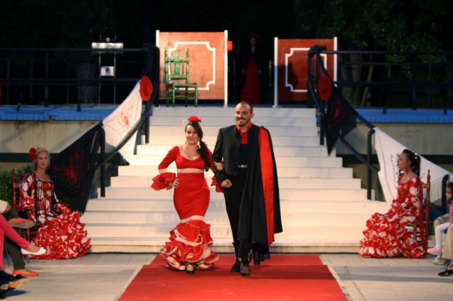 Las creaciones de moda flamenca inundan de colorido el Parque Juan Carlos I - 1, Foto 1