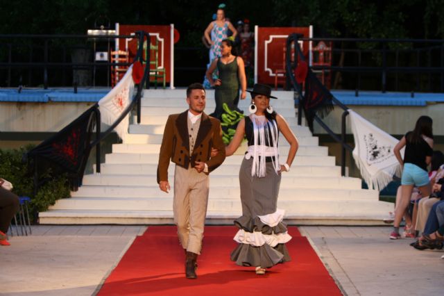 Las creaciones de moda flamenca inundan de colorido el Parque Juan Carlos I - 2, Foto 2