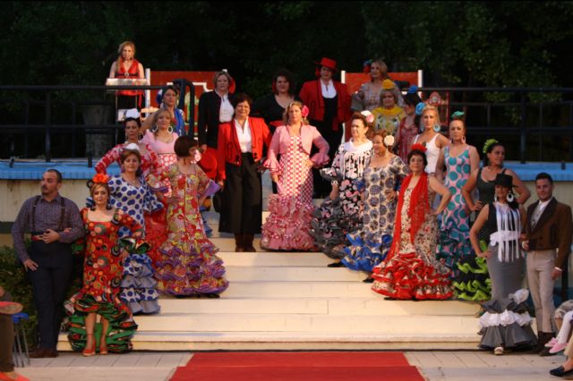 Las creaciones de moda flamenca inundan de colorido el Parque Juan Carlos I - 3, Foto 3