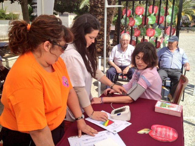 Los vecinos y vecinas de Lorquí chequean su estado de salud en la Plaza del Ayuntamiento - 1, Foto 1