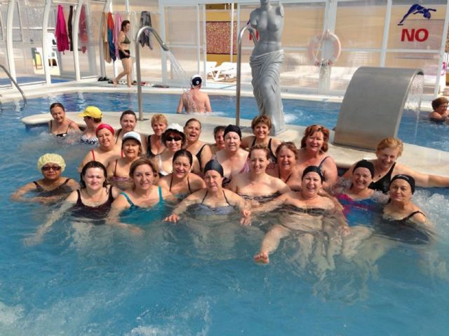 Las mujeres de la asociación Isabel González torreña pasan el día en el Balneario de Leana - 2, Foto 2