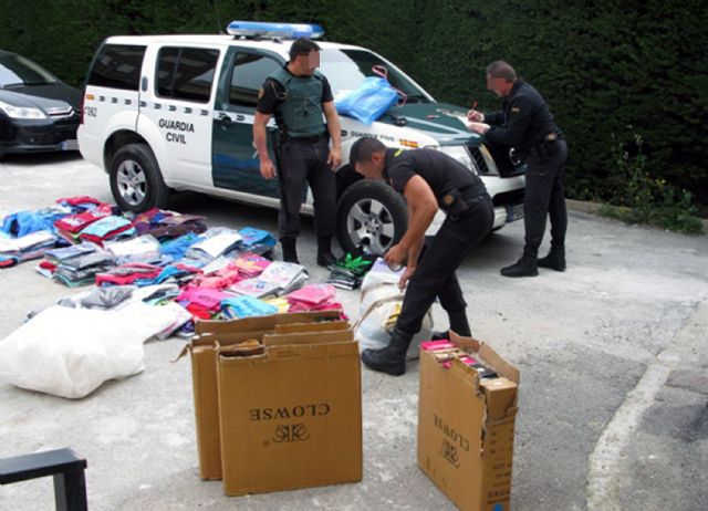 La Guardia Civil interviene más de 1.200 prendas de vestir falsificadas - 1, Foto 1