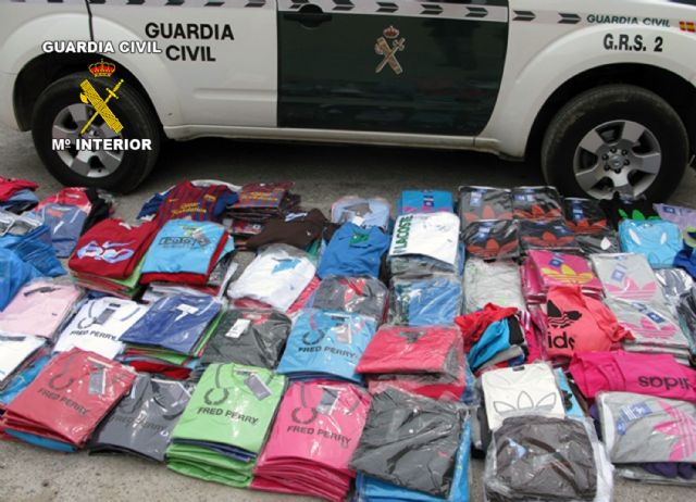 La Guardia Civil interviene más de 1.200 prendas de vestir falsificadas - 3, Foto 3
