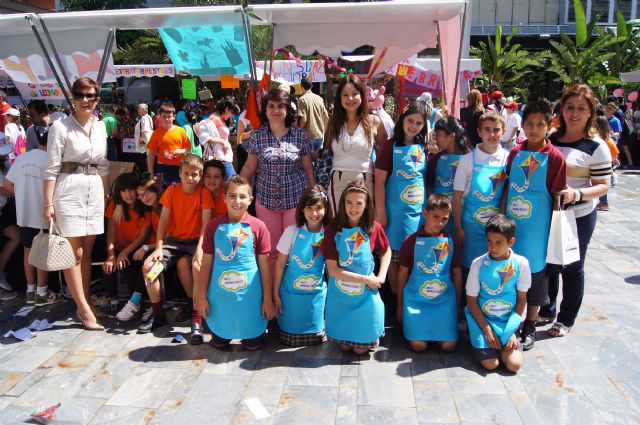 Los alumnos del Colegio Reina Sofía y el IES Prado Mayor promocionan los productos de sus jóvenes empresas en el Minimarket organizado en Murcia - 2, Foto 2