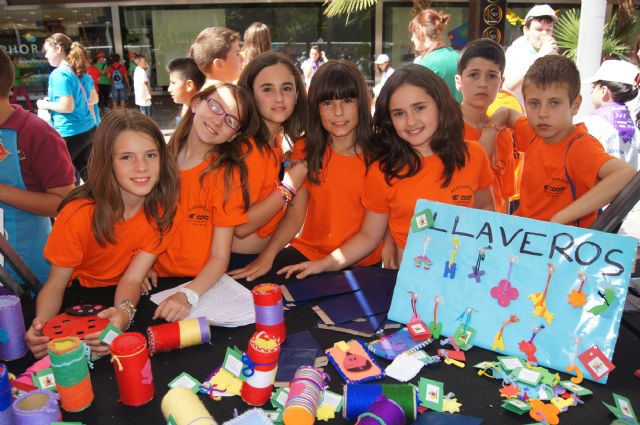 Los alumnos del Colegio Reina Sofía y el IES Prado Mayor promocionan los productos de sus jóvenes empresas en el Minimarket organizado en Murcia - 3, Foto 3
