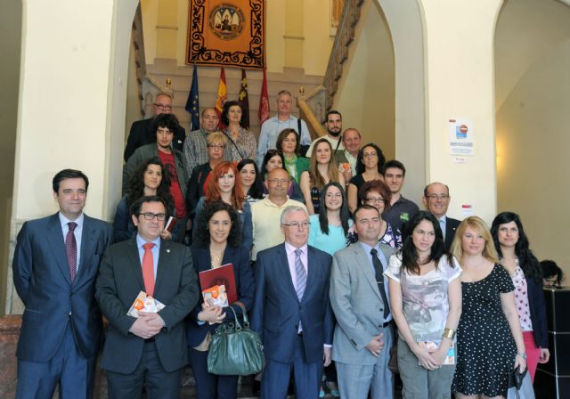 La Universidad de Murcia publica un libro recopilatorio con los ganadores de las siete ediciones del concurso de relato corto - 1, Foto 1
