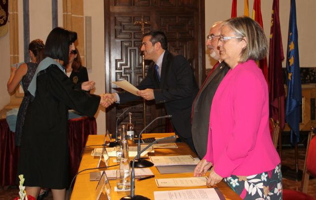 Acto de Imposición de Becas y Entrega de Diplomas a los alumnos de la Primera Promoción del Grado en Educación Infantil (Grupos C y D) de la UCAM - 2, Foto 2