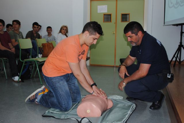 Protección Civil enseña primeros auxilios a los escolares del IES Salvador Sandoval - 1, Foto 1