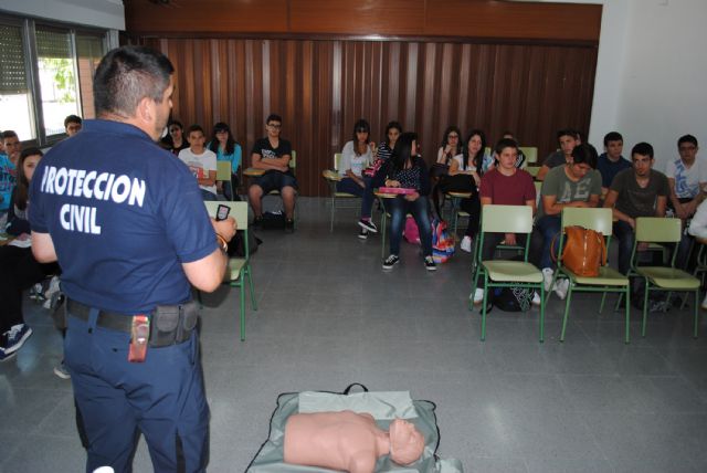 Protección Civil enseña primeros auxilios a los escolares del IES Salvador Sandoval - 2, Foto 2