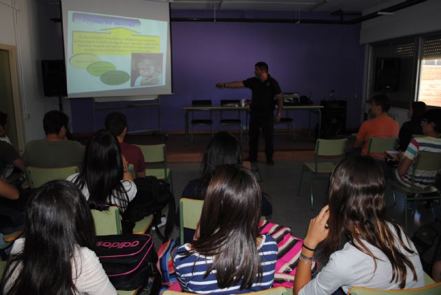 Protección Civil enseña primeros auxilios a los escolares del IES Salvador Sandoval - 3, Foto 3