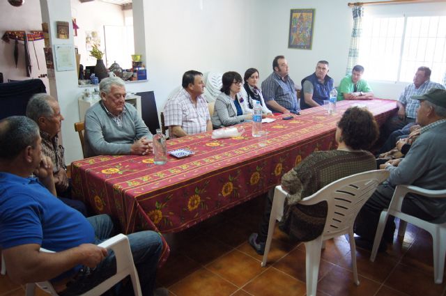 Autoridades municipales se reúnen con los vecinos de la diputación de La Sierra para conocer sus necesidades y demandas - 1, Foto 1