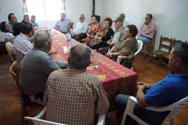Autoridades municipales se reúnen con los vecinos de la diputación de La Sierra para conocer sus necesidades y demandas, Foto 2