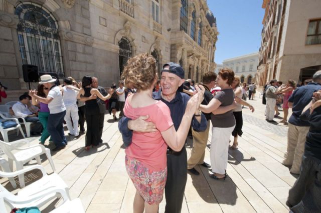 Decenas de parejas bailaron al compás del tango en Cartagena - 2, Foto 2