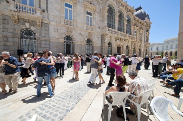 Decenas de parejas bailaron al compás del tango en Cartagena - 3, Foto 3