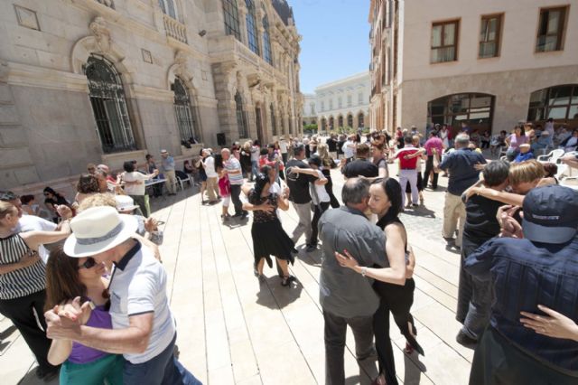 Decenas de parejas bailaron al compás del tango en Cartagena - 4, Foto 4