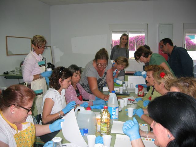 El Banco del Tiempo estrena con éxito un taller de elaboración de jabones artesanos y naturales - 1, Foto 1