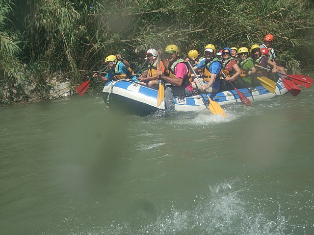 El club senderista de Totana organizó el pasado domingo 2 de Junio un descenso por el rio Segura en Rafting, Foto 1